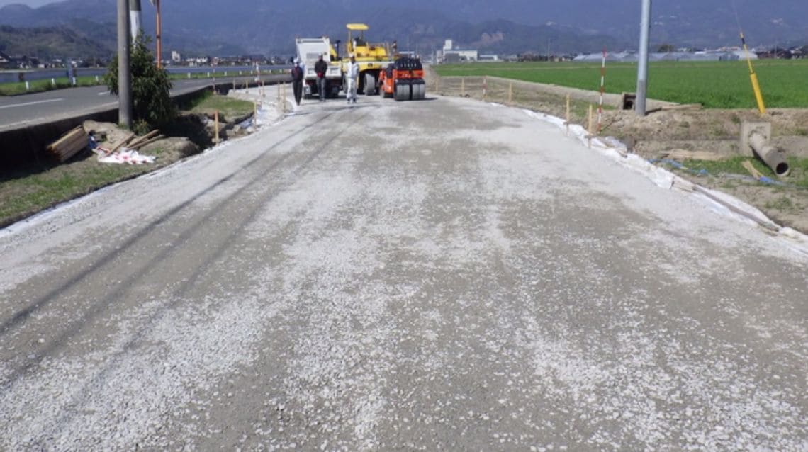 水田上に構築された仮設道路