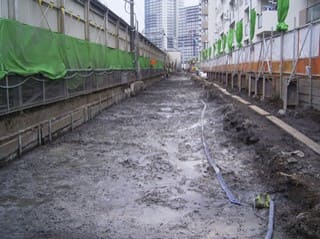 駅舎建て替え工事での仮設線路地盤の床堀り