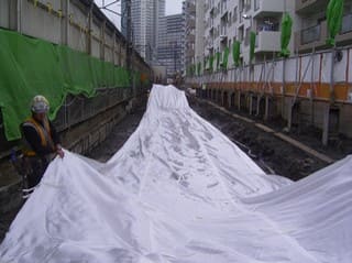 仮設線路地盤へのパレスシートのシート敷設